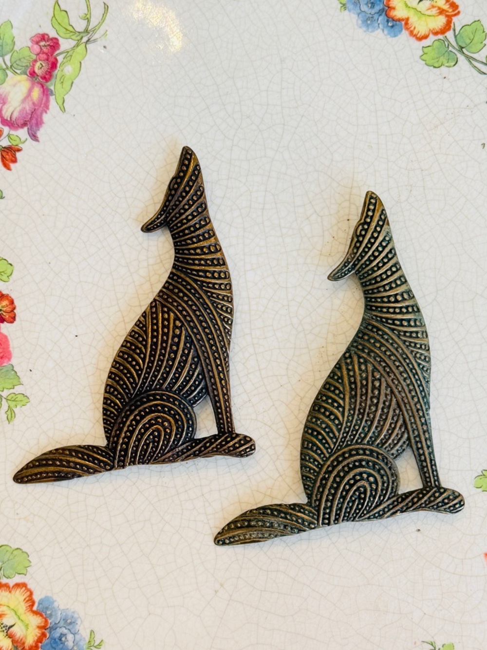 Vintage Pair of Bronze Howling Coyotes/Wolves - Picture 13 of 14